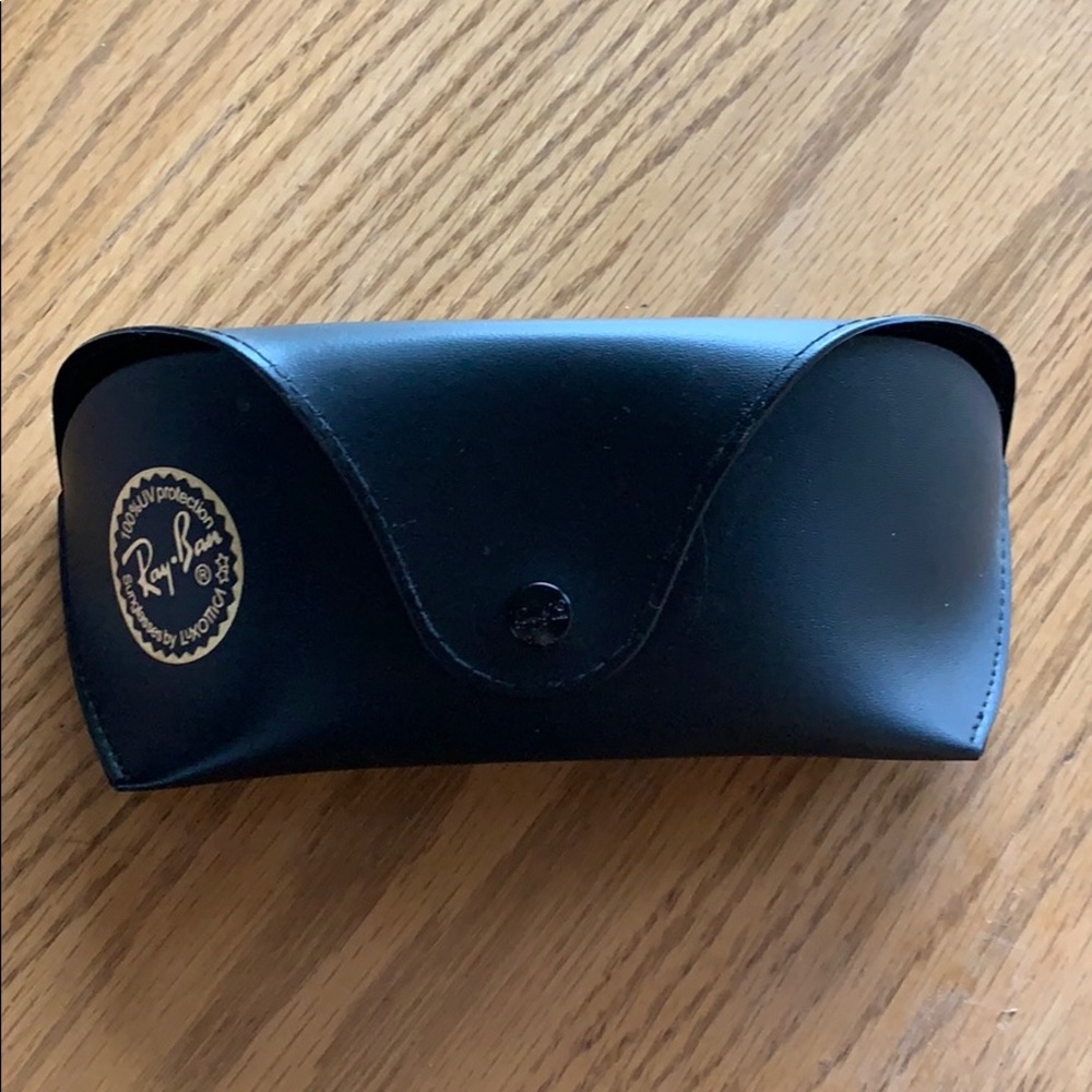 Ray Ban case & cloths - Picture 3 of 5